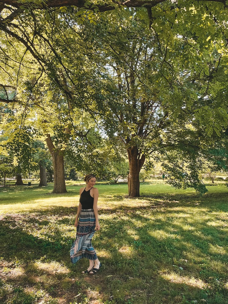 Weekend in Louisville - Girl standing in Central Park around green trees - Travel by Brit